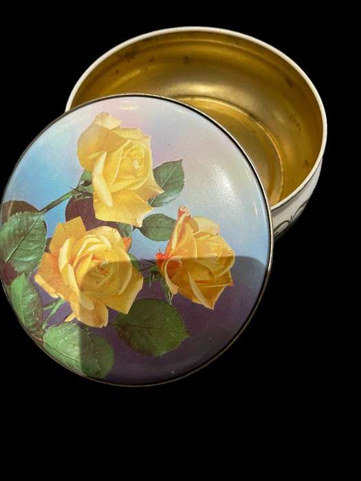Ornament tin vintage