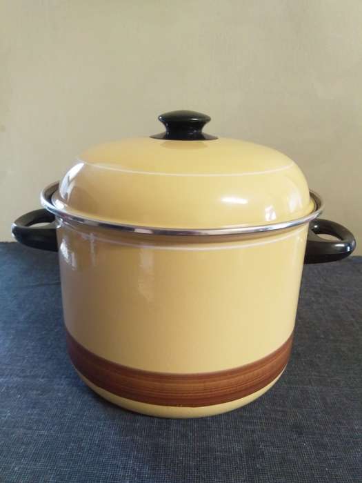 Large enamel stew soup stock pot