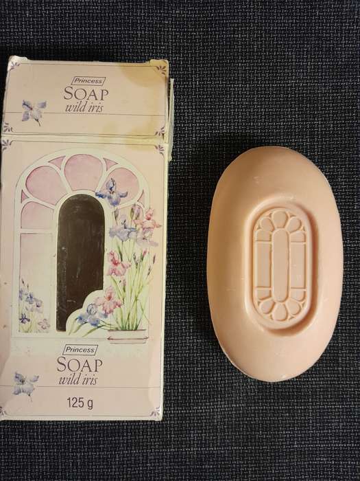 Collectors vintage Woolworths soap bar Wild Iris 125g