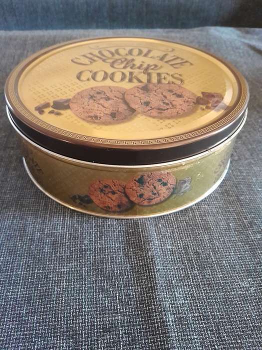 Round biscuit storage tin