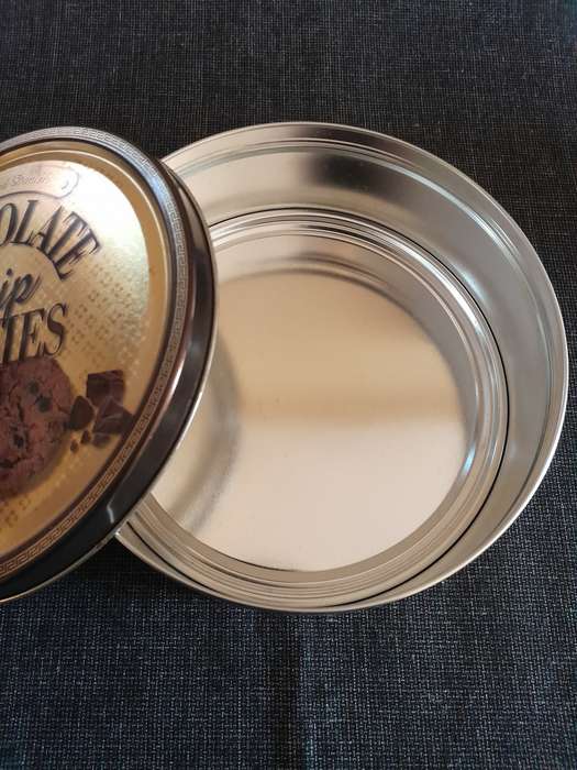 Round biscuit storage tin