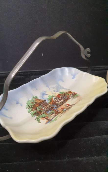 A PAIR OF ENGLISH PORCELAN VINTAGE CROCKERY SOLD AS IS