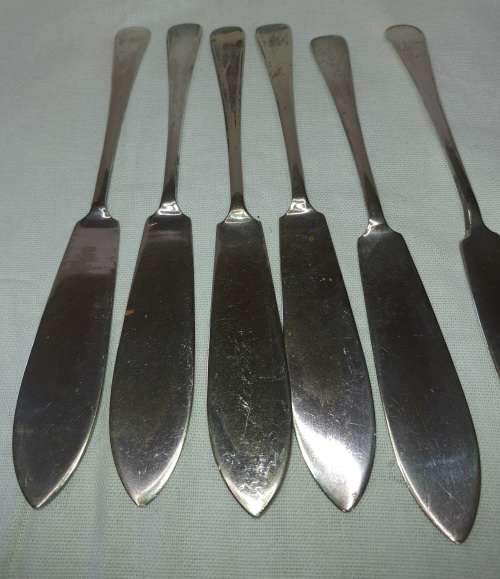 A SET OF 6 VINTAGE EPNS FISH NIVES SOLD AS IS