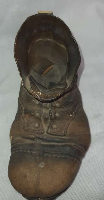 A VINTAGE COLLECTION OF MINITURE MIXED FIGURINES SOLD AS IS