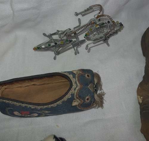 A VINTAGE COLLECTION OF MINITURE MIXED FIGURINES SOLD AS IS