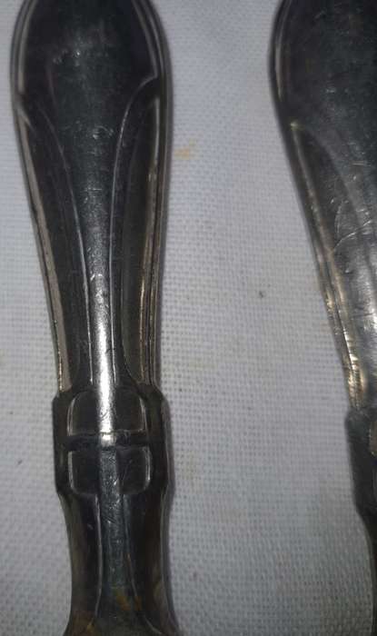 A VINTAGE SET OF 6 STEAK KNIVES SOLD AS IS