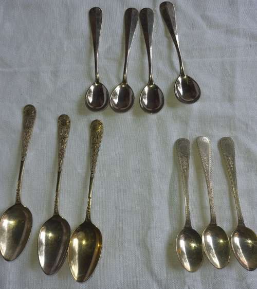 A JOBLOT VINTAGE EPNS ENGLISH TEASPOONS SOLD AS IS