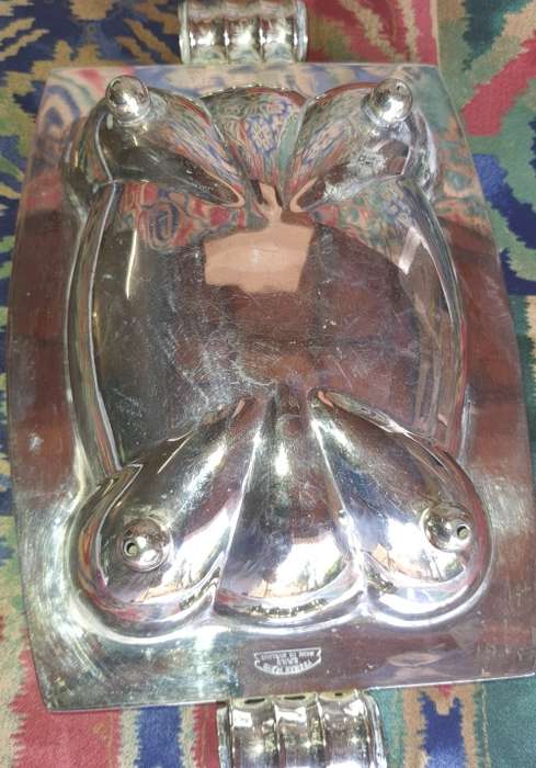 AN ORNATE SIVER PLATED SWEATS BOWL IN GOOD CONDITION SOLD AS IS