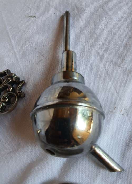 A VINTAGE JOBLOT KITCHENALIA ALL SILVER PLATED AND STAINLESS STEEL SOLD AS IS