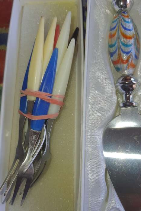A COLLECTION OF VINTAGE CUTTLERY