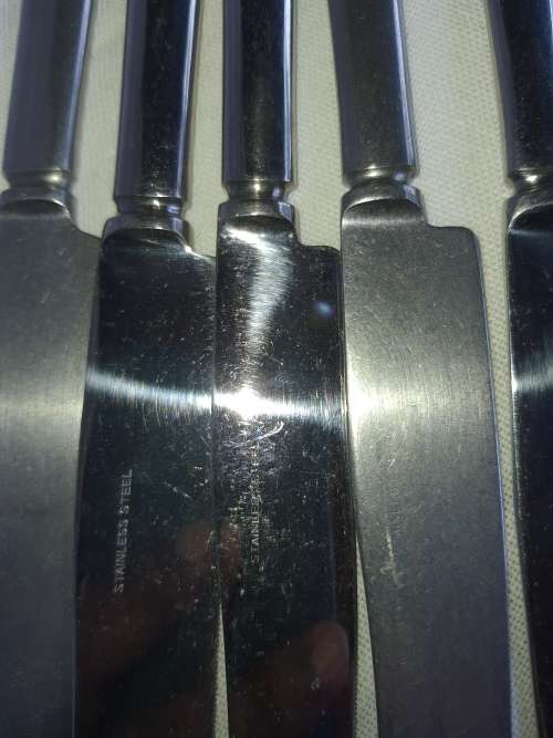 A VINTAGE JOBLOT STAINLESS STEEL KNIVES SOLD AS IS