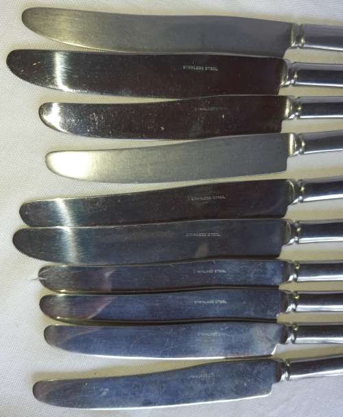 A VINTAGE JOBLOT STAINLESS STEEL KNIVES SOLD AS IS