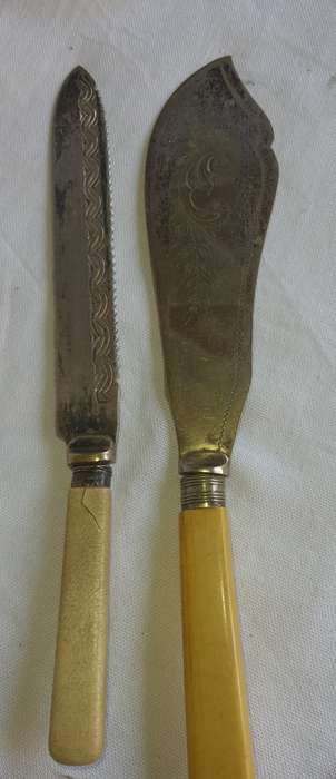 AN ANTIQUE EPNS BONE HANDLED CARVING SET SOLD AS IS