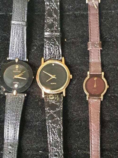 A COLLECTION OF GENTS MIDSIZE WATCHES ONE WITH A GENUINE DIAMOND