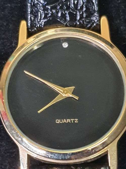 A COLLECTION OF GENTS MIDSIZE WATCHES ONE WITH A GENUINE DIAMOND