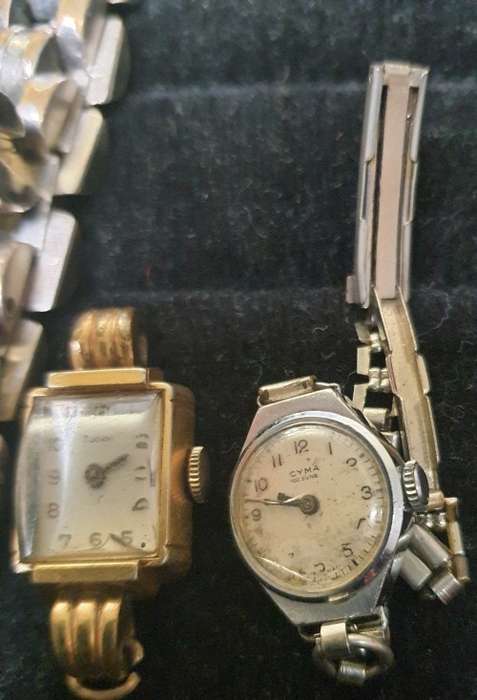 A COLLECTION OF VINTAGE AND ANTIQUE WOMANS WATCHES SOLD AS IS NOT TESTED [ E1]