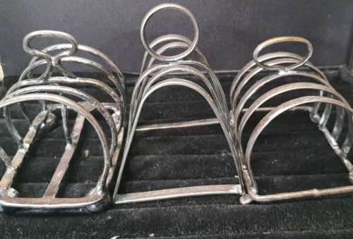A COLLECTION OF 4 TOAST AND PLATE HOLDERS EPNS VINTAGE SOLD AS IS