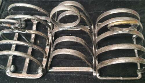 A COLLECTION OF 4 TOAST AND PLATE HOLDERS EPNS VINTAGE SOLD AS IS