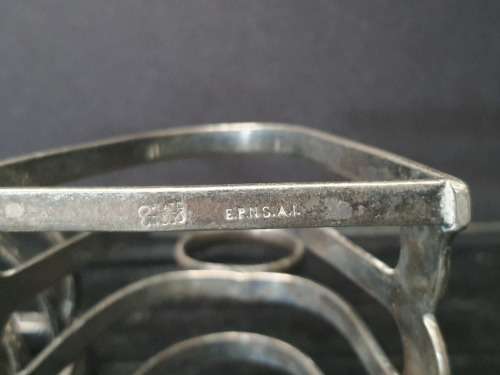 A COLLECTION OF 4 TOAST AND PLATE HOLDERS EPNS VINTAGE SOLD AS IS