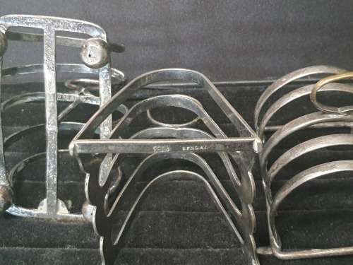 A COLLECTION OF 4 TOAST AND PLATE HOLDERS EPNS VINTAGE SOLD AS IS