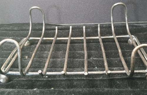 A COLLECTION OF 4 TOAST AND PLATE HOLDERS EPNS VINTAGE SOLD AS IS