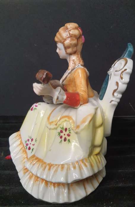 THE LEONARDO COLLECTION FINE PORCELAIN VICTORIAN LADY PLAYING THE MENDOLIN