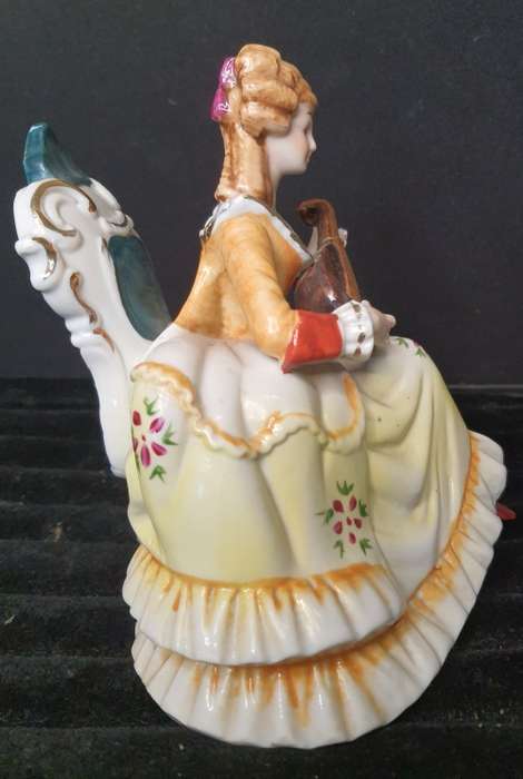 THE LEONARDO COLLECTION FINE PORCELAIN VICTORIAN LADY PLAYING THE MENDOLIN