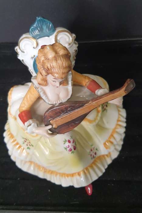 THE LEONARDO COLLECTION FINE PORCELAIN VICTORIAN LADY PLAYING THE MENDOLIN