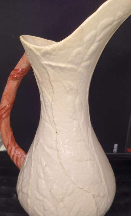 AN ORNATE VINTAGE CERAMIC PORCELAIN WATER JUG