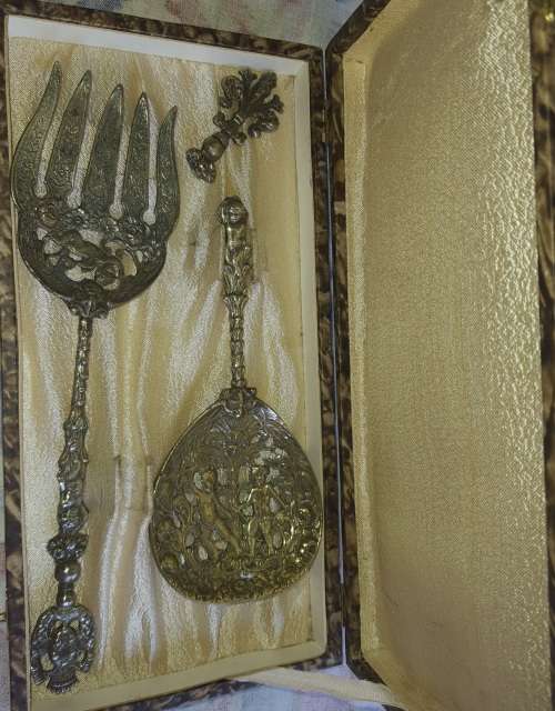 AN ANTIQUE ORNATE SALAD SERVING SET LADEL AND FORK