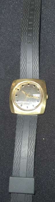 A VINTAGE HIGHLY COLLECTABLE NIVADA AUTOMATIC GOLD WATCH SWISS MADE