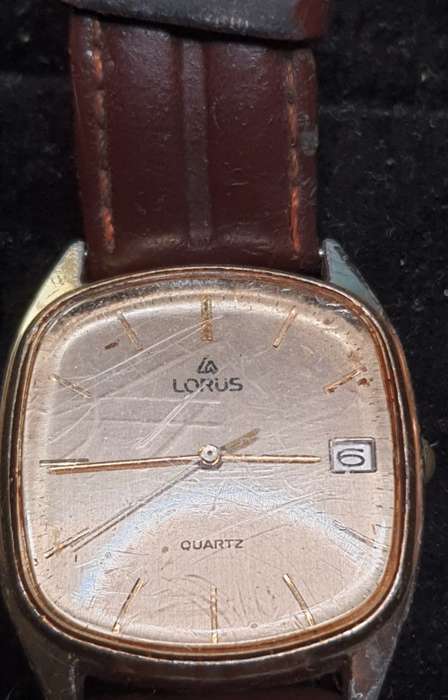 A JOBLOT WOMANS WATCHES SOLD AS IS NOT TESTED