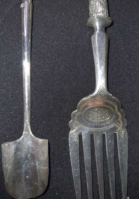 ANTIQUE BONE HANDLED CARVING KNIFE AND FORK SET WITH OTHER BONE HANDLED CUTLERY