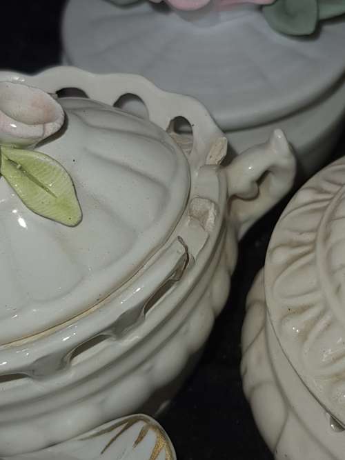 A VINTAGE COLLECTION JOBLOT CERAMIC AND PORCELAN FIGURINES AND ORNAMENTS SOLD AS IS