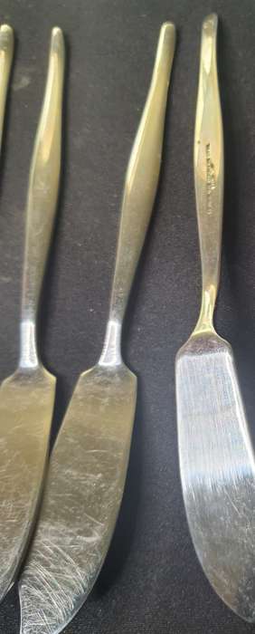 A SET OF SEVEN FISH KNIVES SOLD AS IS