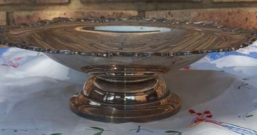A VINTAGE ROUND SILVER PLATED DESERT SERVER IN GOOD CONDITION SOLD AS IS