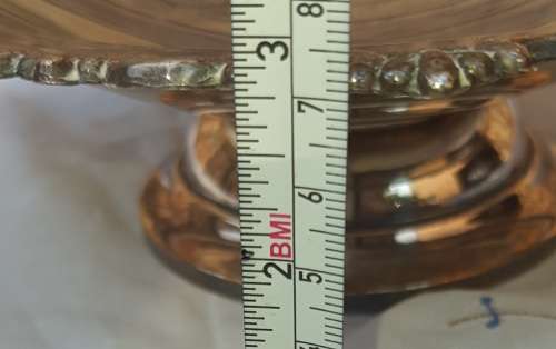A VINTAGE ROUND SILVER PLATED DESERT SERVER IN GOOD CONDITION SOLD AS IS
