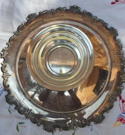A VINTAGE ROUND SILVER PLATED DESERT SERVER IN GOOD CONDITION SOLD AS IS