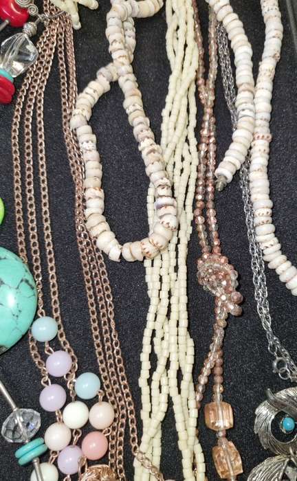 A VINTAGE JOBLOT QUALITY COSTUME NECKLACES SOLD AS IS