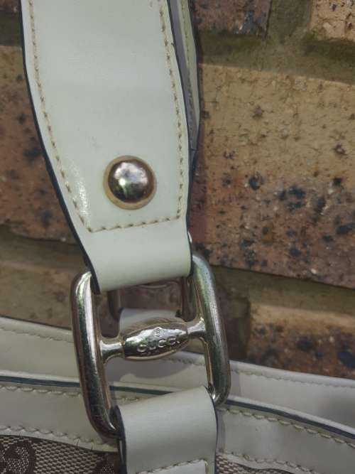 A TAN GUCCI HANDBAG IN GOOD CONDITION SOLD AS IS