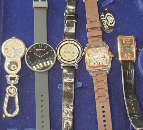 A JOBLOT WOMANS FASHION DRESS WATCHES