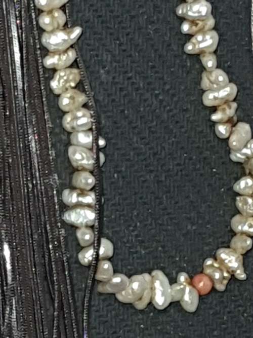 A DISCERNING LADIES COLLECTION OF VINTAGE NECKLACES SOLD AS IS