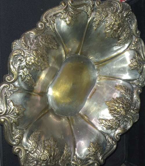 AN ORNATE VINTAGE VICTORIAN STYLE SERVING BOWL SILVER PLATED SOLD AS IS