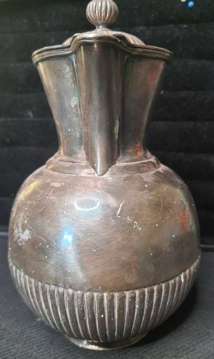 AN ANTIQUE SILVER-PLATED TEA JUG IN GOOD CONDITION ORIGINAL SOLD AS IS