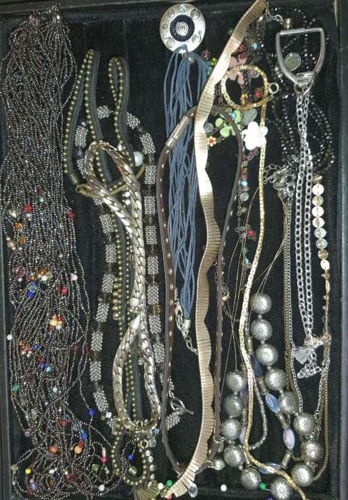 A JOBLOT QUALITY VINTAGE AND ANTIQUE NECKLACES SOLD AS IS