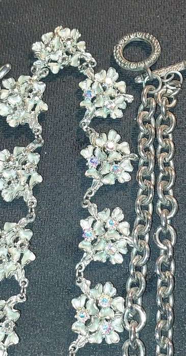 A DISCERNING LADIES VINTAGE COLLECTION OF QUALITY NECKLACES SOLD AS IS