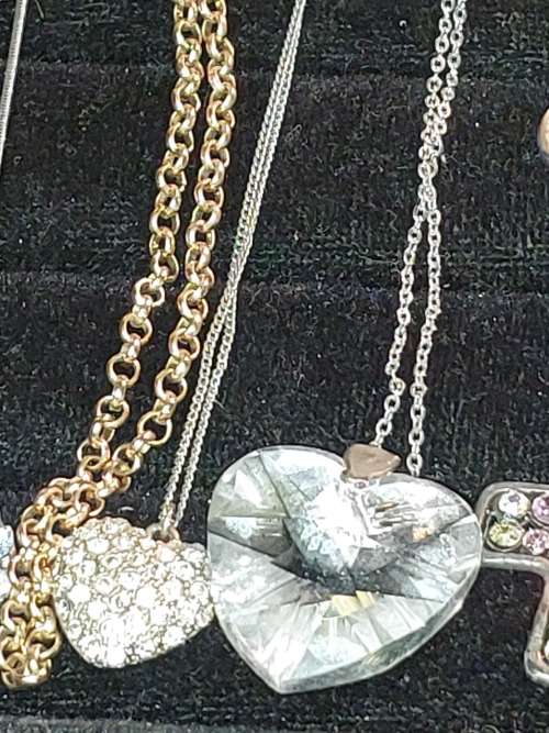 A VINTAGE COLLECTION JOBLOT SILVER AND GOLD-PLATED NECKLACES SOLD AS IS