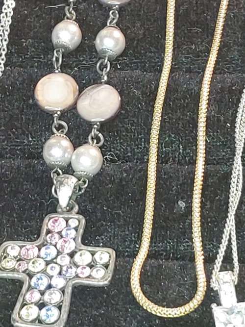 A VINTAGE COLLECTION JOBLOT SILVER AND GOLD-PLATED NECKLACES SOLD AS IS