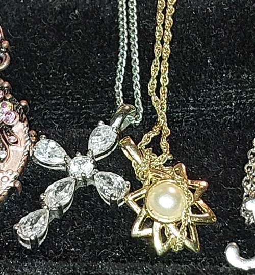 A VINTAGE COLLECTION JOBLOT SILVER AND GOLD-PLATED NECKLACES SOLD AS IS