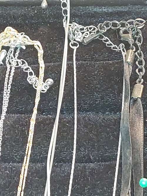 A VINTAGE COLLECTION JOBLOT SILVER AND GOLD-PLATED NECKLACES SOLD AS IS